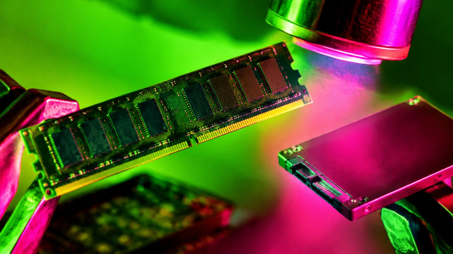 Pente de memória e SSD sob luz neon verde e rosa