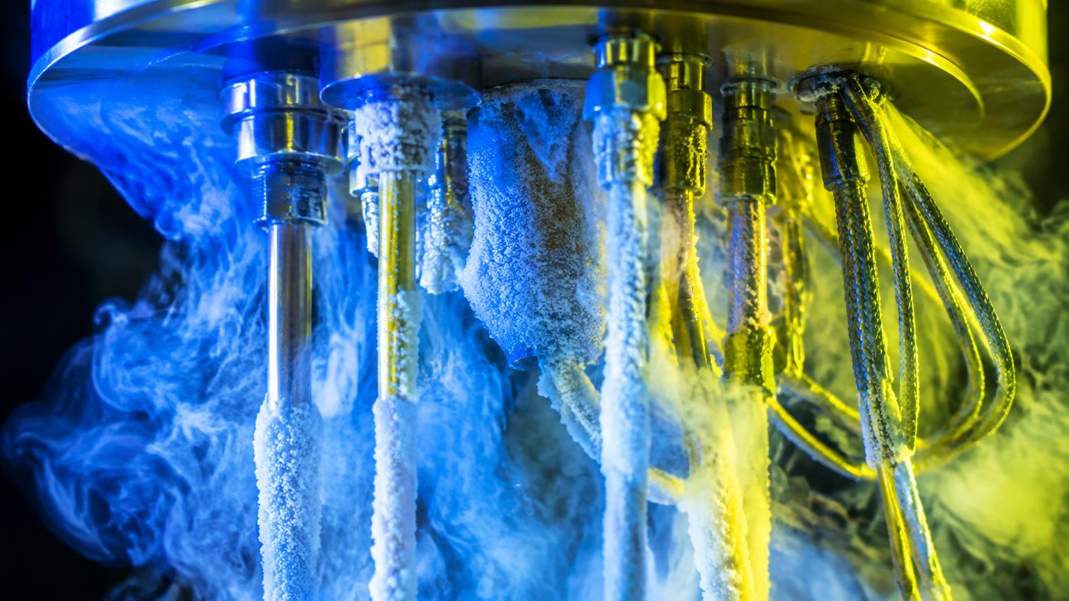 Tubos criogênicos congelados com vapor sob luz azul e amarela
