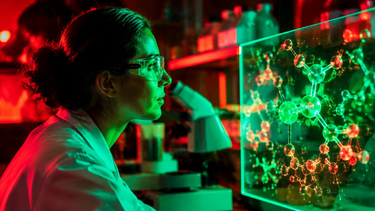 Cientista analisando molécula em tela holográfica